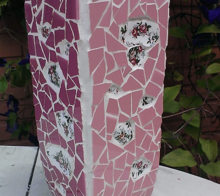 Roze Vaas met roosjes h25xb11 – € 40
