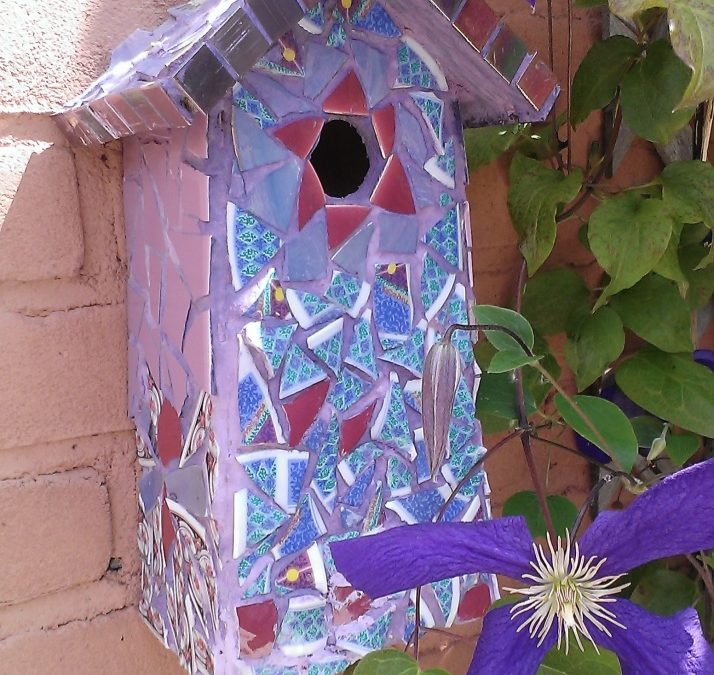 Vogelhuisje Paars (licht) h28cm – € 45